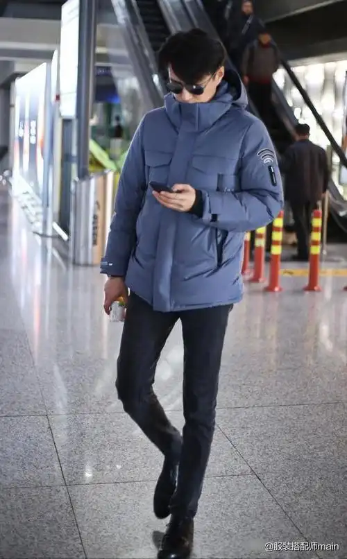 靳东这么穿年轻许多,一身浅灰色西装绅士减龄,梳背头帅气不油腻