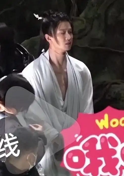 然而,最终的展现却未如人所愿,因为从镜头的角度来看,任嘉伦的小脸和