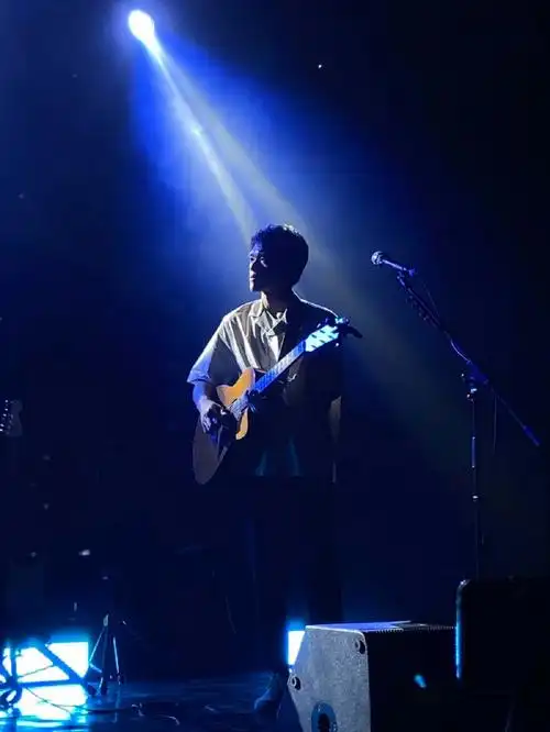 椅子乐团"惦惦做工 惦惦打拚 惦惦在看人的脸色殊不知,天亮以后 我会