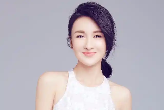 王晶御用女演员绝色美人郑亦桐