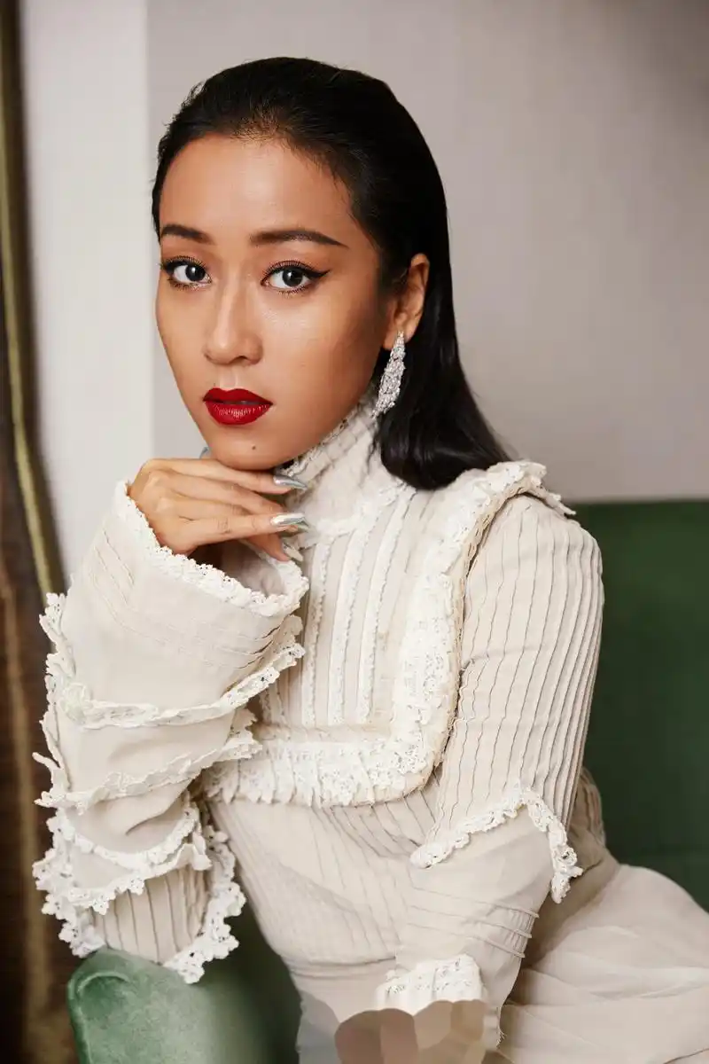 2018成都乡音乡情新年音乐会吉克隽逸一袭白裙跟身后庞大的交响乐队