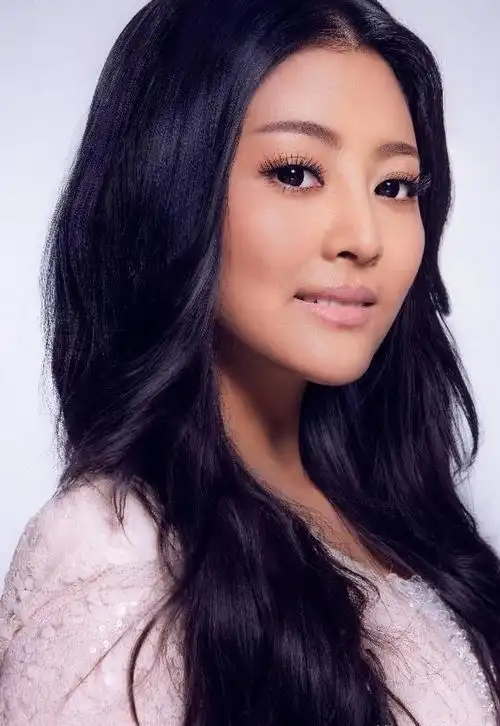 身材丰满,性感的藏族,彝族女歌手,声音清澈,听着如沐春风