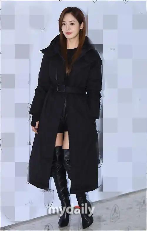 韩星成宥利现身宣传活动 黑色长靴展露美腿