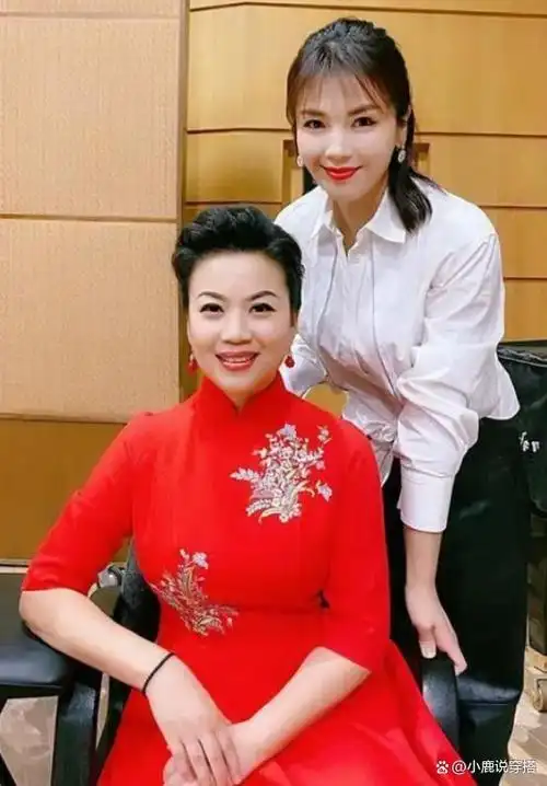 张也近照曝光!素颜穿印花裙难掩高级贵妇美,54岁不婚不育太可惜