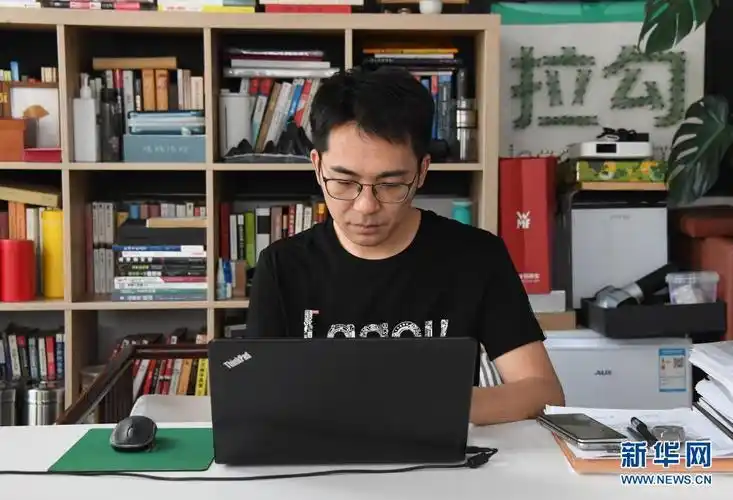 许单单在办公室工作(5月26日摄).