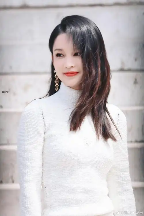 李沁外网生图#李沁这一次高毛领配蕾丝裙的搭配,真的是特别的好看亮