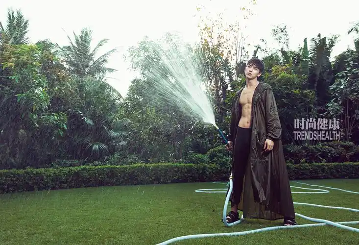 画报中,许魏洲一改邻家男孩形象,展现了他运动健康