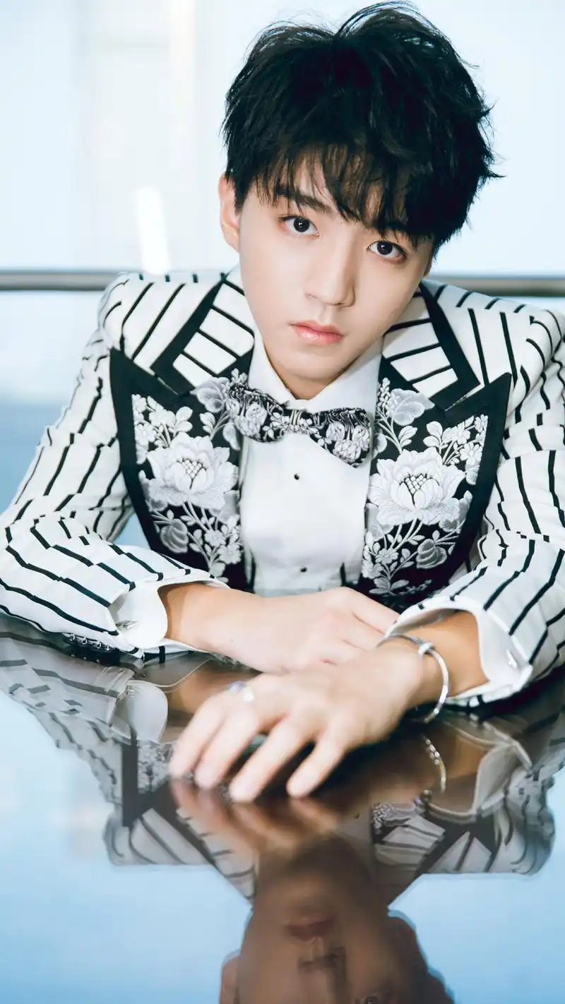 王俊凯条纹西服帅气写真手机壁纸_王俊凯手机壁纸高清_三千图片网