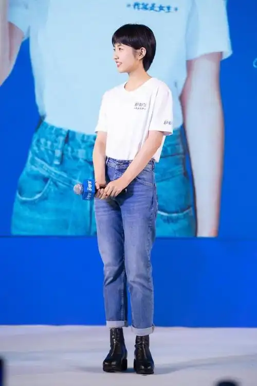 19岁张子枫气质真好穿白t牛仔裤干净利落又不失青春少女感