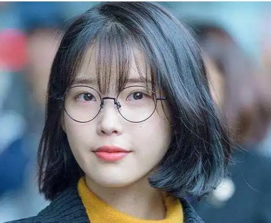 女生空气刘海戴眼镜发型