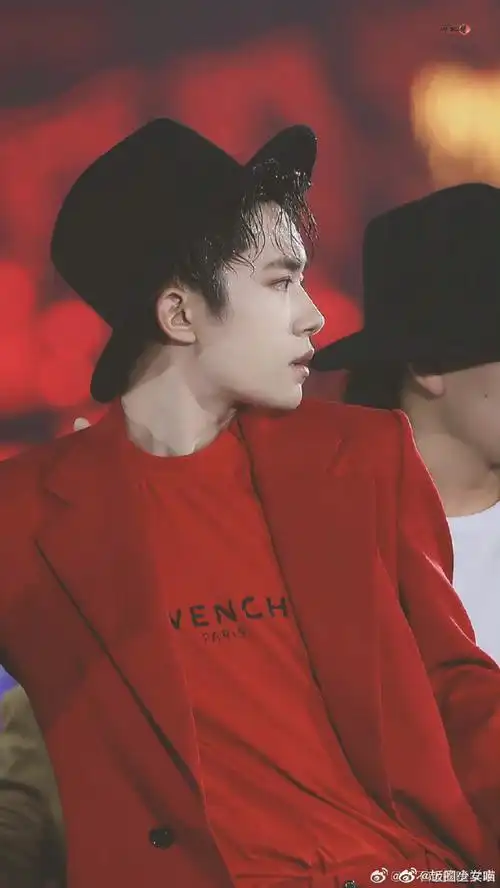 易烊千玺和红色的适配度