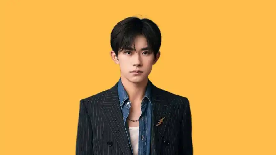 易烊千玺发声决定放弃入职国家话剧院粉丝惋惜韩红力挺