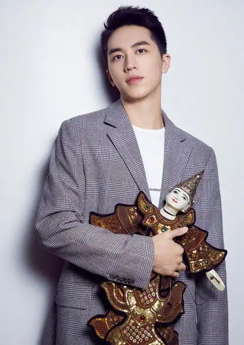 许魏洲《posh 》封面,解锁异域风格_高清图集_新浪网