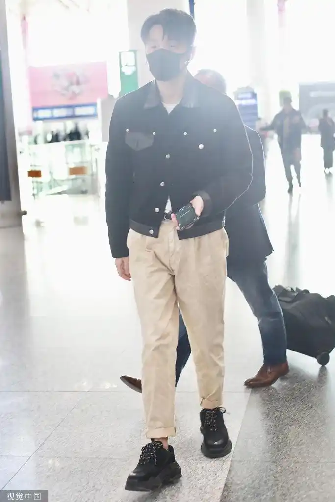 组图:李荣浩穿牛仔褂搭配米色长裤 走路帅气十足型男范儿