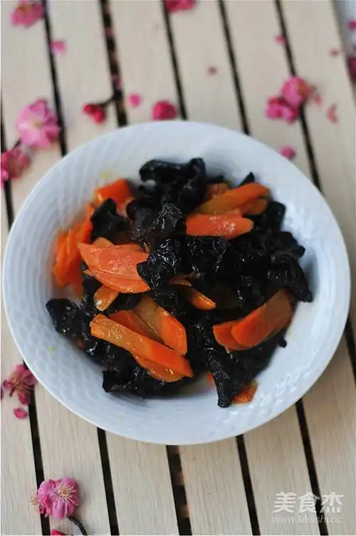 胡萝卜炒木耳