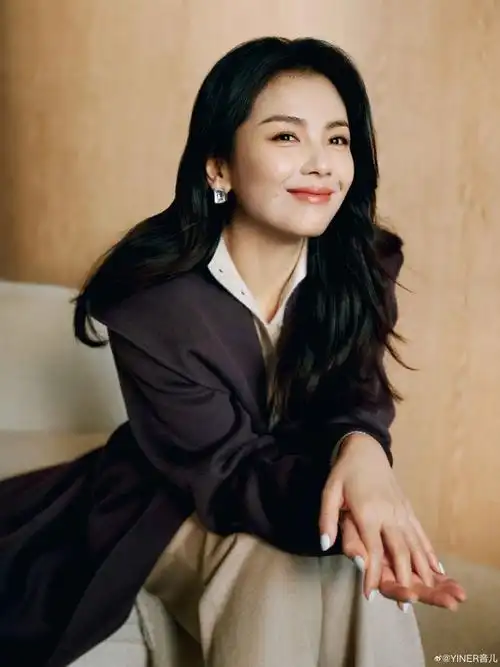 系列一同漫步馥郁花园优雅叙诗,携光而行#yiner音儿品牌代言人刘涛