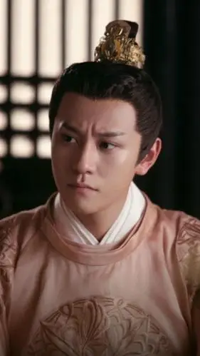 秦俊杰晒妖娆女装, 网友吐槽比女朋友杨紫还要有女人味