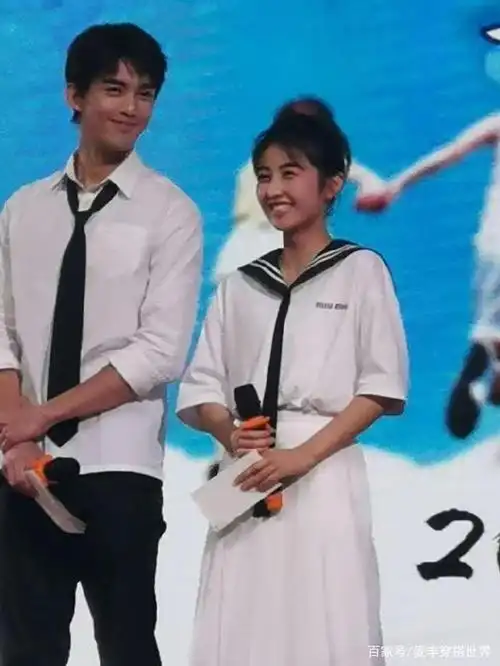 张子枫吴磊空降毕业典礼,俩人同穿白色系,cp感超强