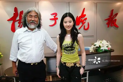 "小龙女"刘亦菲与导演张纪中南京宣传《神雕侠侣》