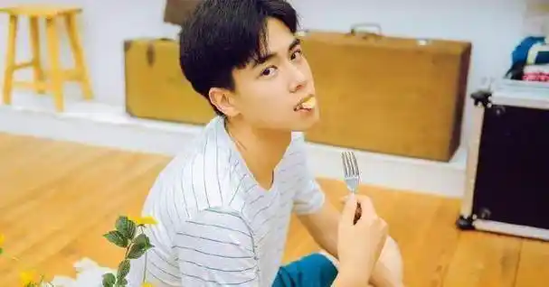 好牌打烂的偶像,胡一天因"遛鸟"事件招非议,他捆绑杨洋让人嫌_张雪迎