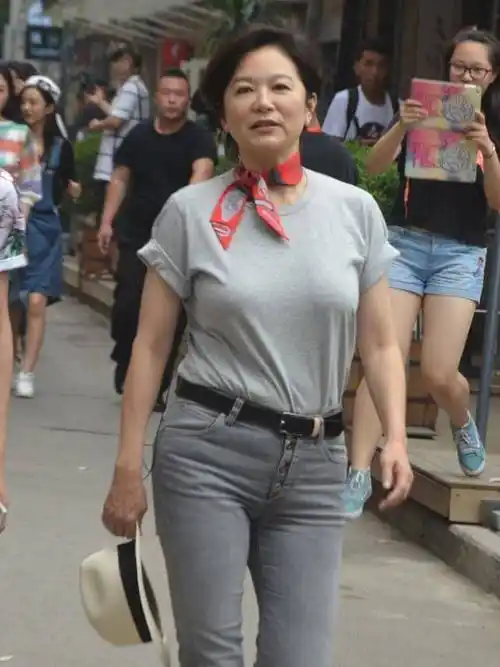 原创林青霞真是丰富肥臀的代表了上了岁数仍有沙漏身材比例真不错