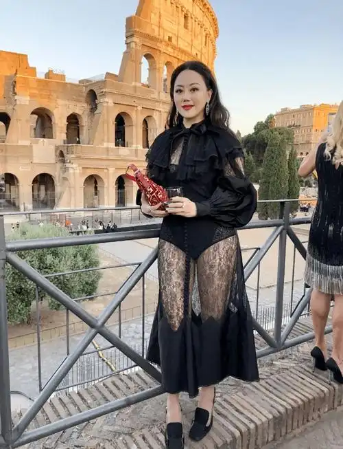 "贵妇"章小蕙,风韵犹存,饱满身材不像60岁的人,如何保持的?