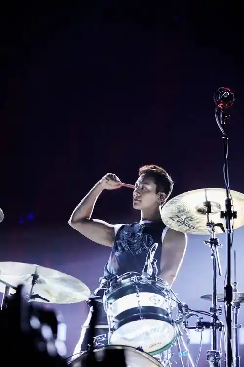 陈伟霆江苏卫视跨年演唱会架子鼓首秀带来新年新惊喜