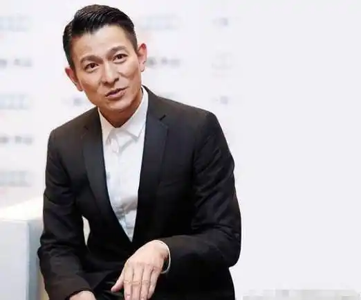 刘德华梳中分,手插裤兜帅气似小鲜肉!