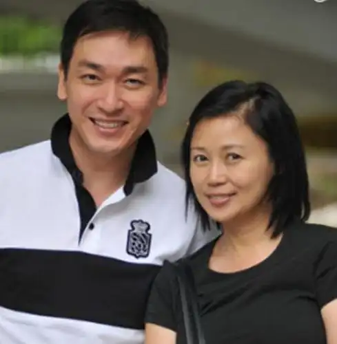 出道28年零绯闻, 与结发妻子相守27年,如今53岁仍帅气十足