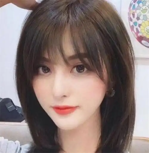 鹅蛋脸的女生,她选择的是这一种时尚的侧分式刘海的齐肩短发发型,齐肩