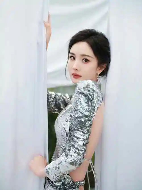 杨幂银色写真大胆露背晚礼服气质太顶了