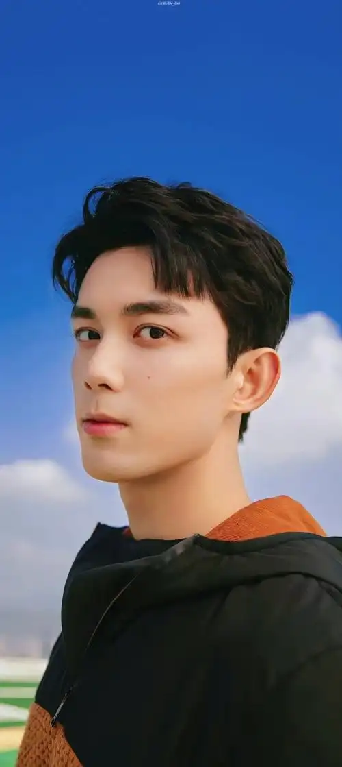 吴磊超话08#杰尼亚品牌代言人吴磊#wl#吴磊蓝天白云六宫格随拍#95