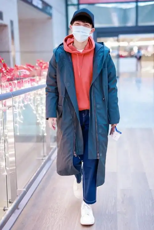 1米61的周深也太会打扮了,穿大衣配红卫衣好清爽,像邻家少年插图5