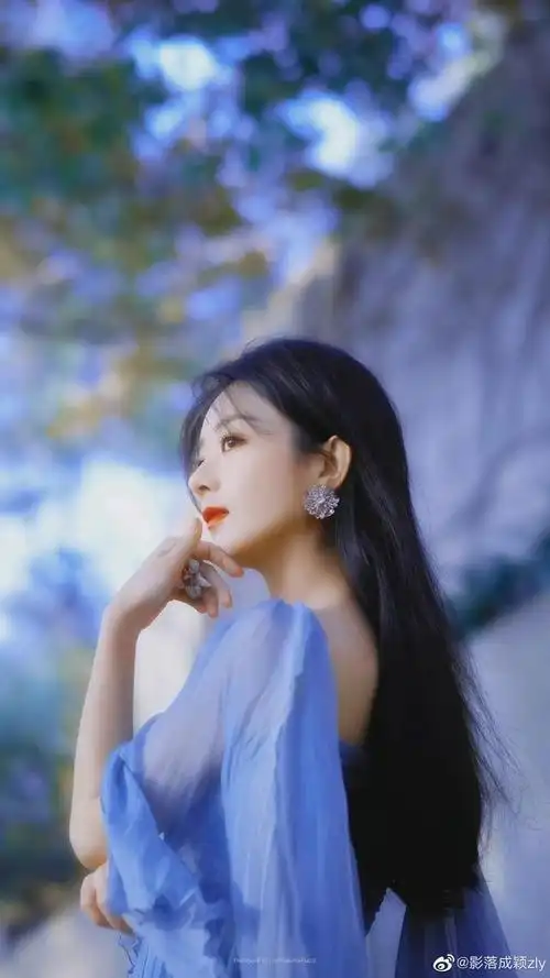 赵丽颖这身蓝色长裙意境满分颜值满分像个蝴蝶仙子展翅欲飞