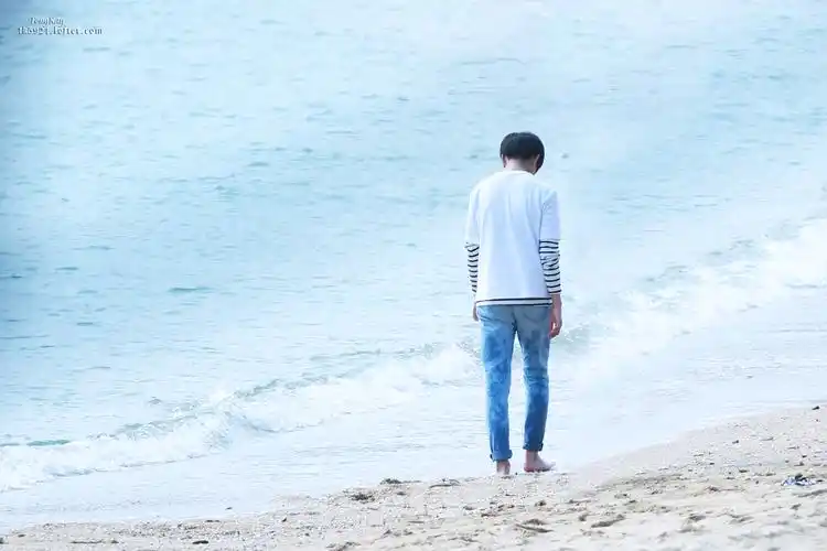 王俊凯三亚海边