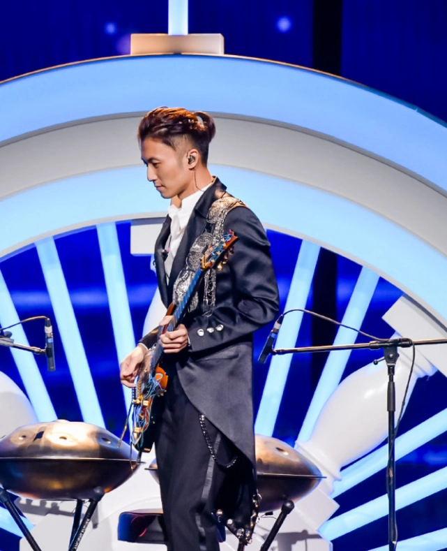 40岁谢霆锋不服老,扎丸子头穿西装变身潮男,比小鲜肉还会打扮