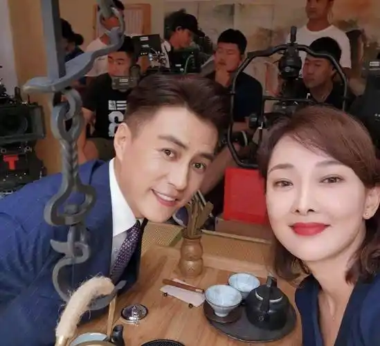 老干部靳东,男人越帅越宠妻啊,他颜值那么高,为何娶二婚的李佳_作品