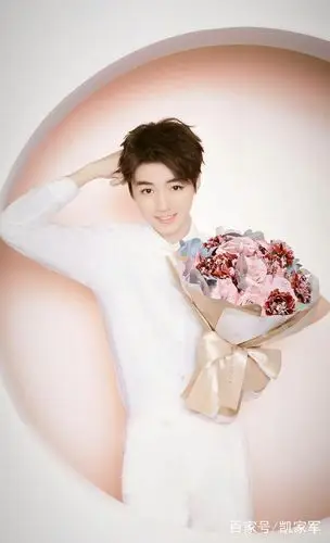 王俊凯和胖k在机场同框,粉丝被他们的反差萌逗笑了