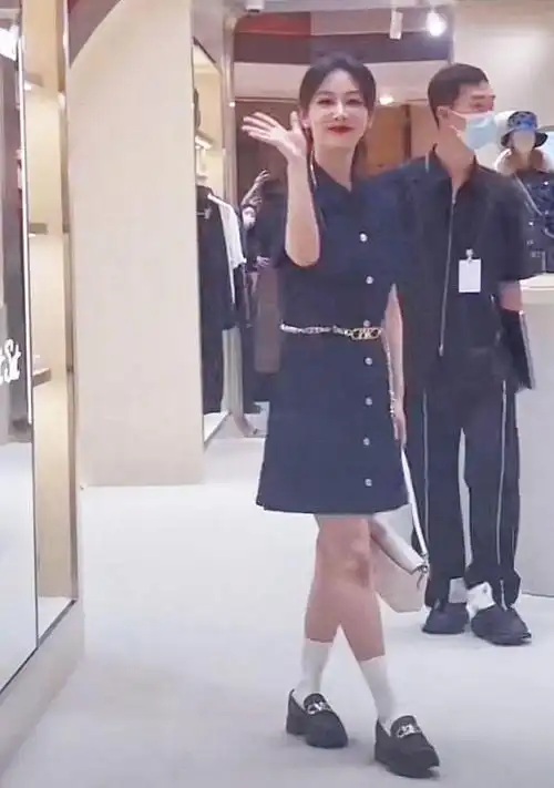 上海杨紫参加品牌活动穿白袜大长腿吸睛30岁还有少女感