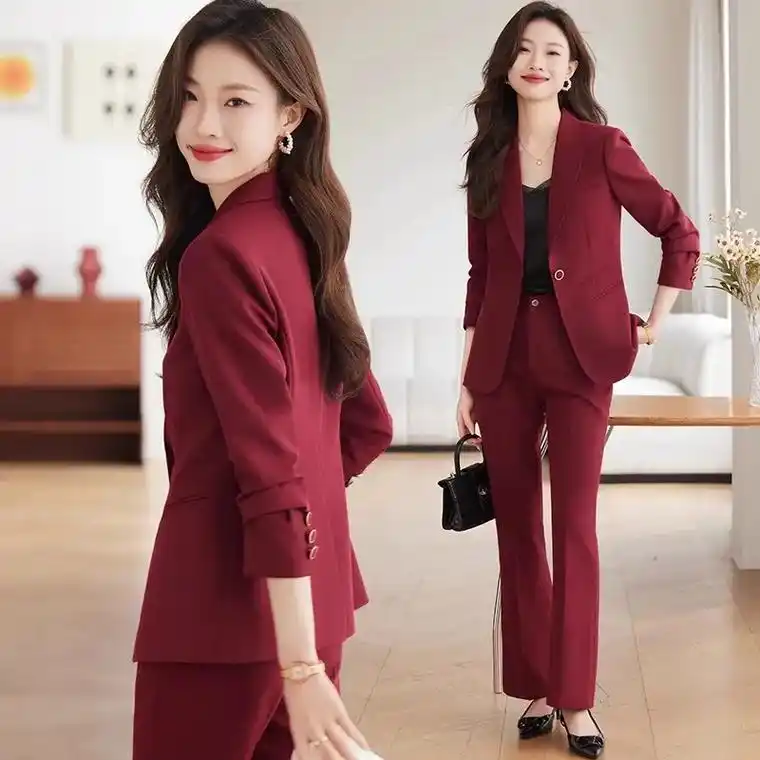 这套酒红色西装套装真是太有气场了!