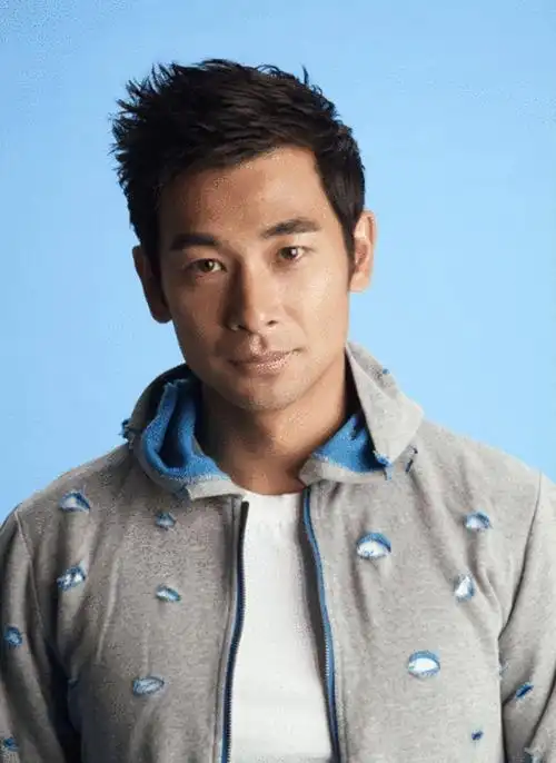 赵文卓个人资料(赵文卓:娶小8岁东北小丫,婚后连生三胎,如今一家五口