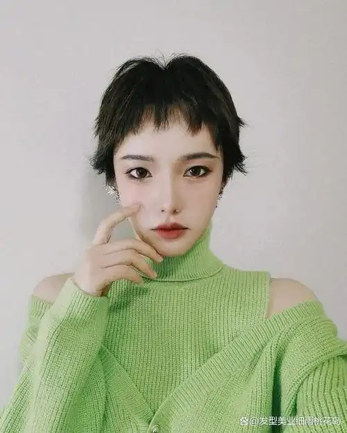 其实锯齿头是一款可以变得很时尚的发型,适合小鹅蛋脸小圆脸的女生