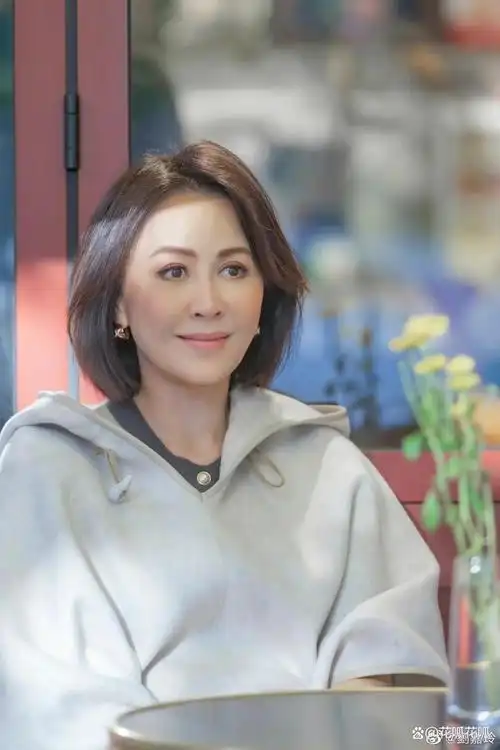 近日刘嘉玲在韩国首尔的漫步北村韓屋村 #bukchonhanokvillage ,拍的