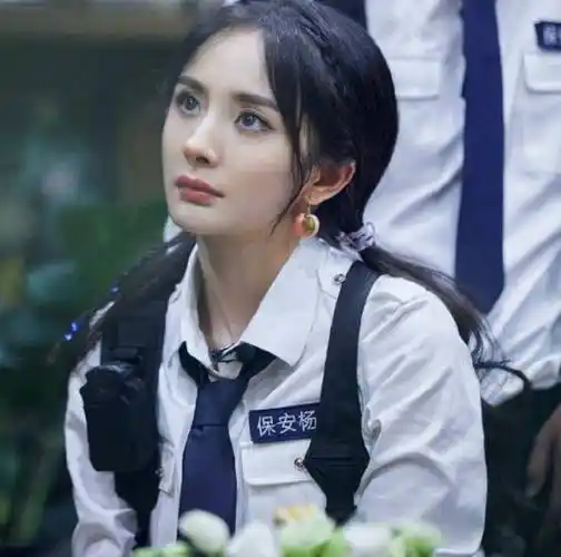 原创杨幂穿民国学生装录综艺双马尾模样清纯我却在意她的发际线