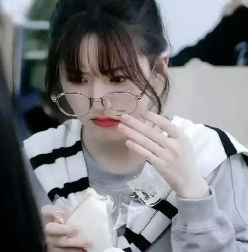 戴上眼镜反而颜值飞升的秘密,我都帮你们总结出来了|发型|刘海|卷发