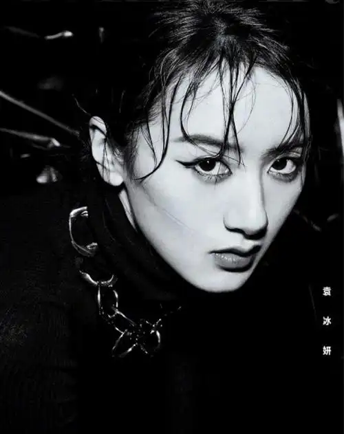 袁冰妍黑白大片来袭眼神杀伤力太强这还是我们的璇玑吗