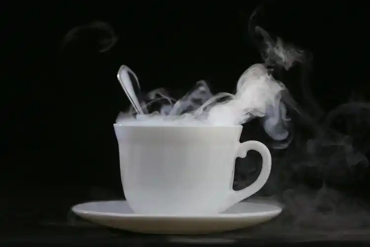 冒着水蒸气的杯子