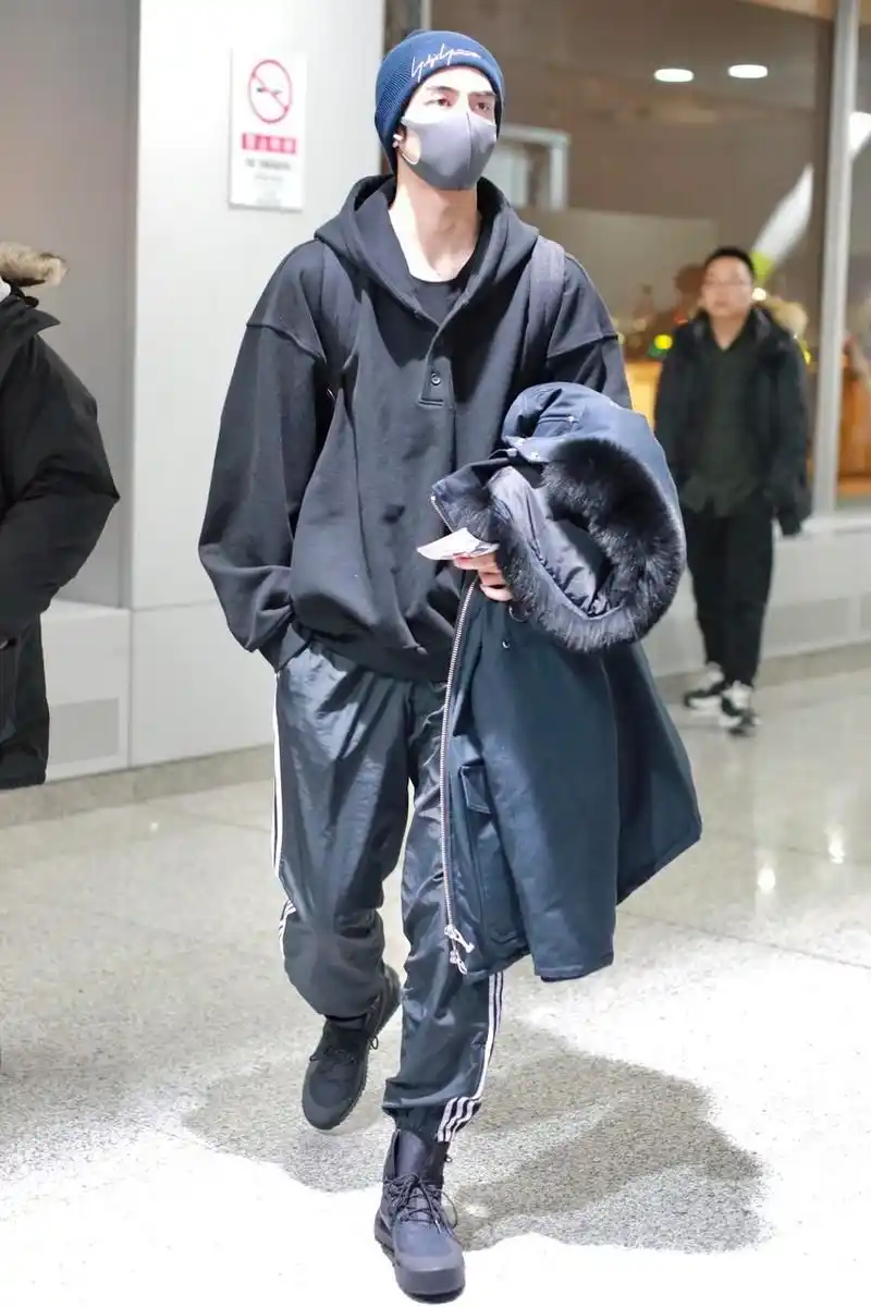 宋威龙全黑look走机场黑色卫衣休闲宽松穿运动裤秀大长腿