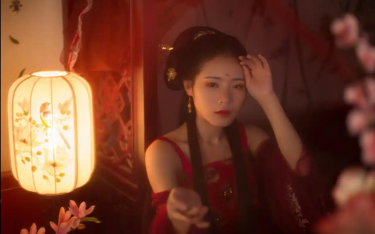 美艳红衣汉服美女高清桌面壁纸