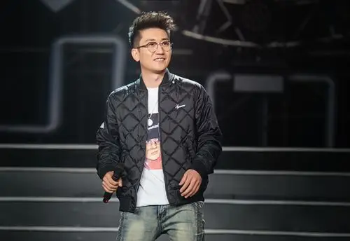 《远走高飞》热度全年不衰 金志文开启万人合唱